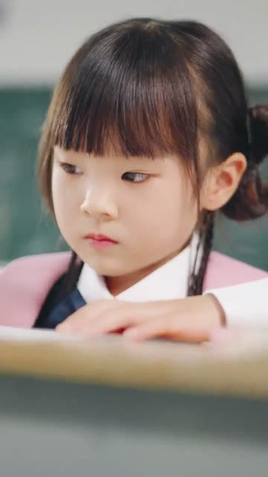 萌宝来袭,爹地让我当团宠(80集) 萌宝来袭,爹地让我当团宠(80集)穿越短剧推荐