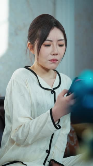 穿成主妇后，富弟追着打钱（82集）看短剧放松一下