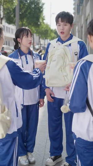 一觉醒来,校花成我闺女(80集) 一觉醒来,校花成我闺女(80集)爆款短剧追不停