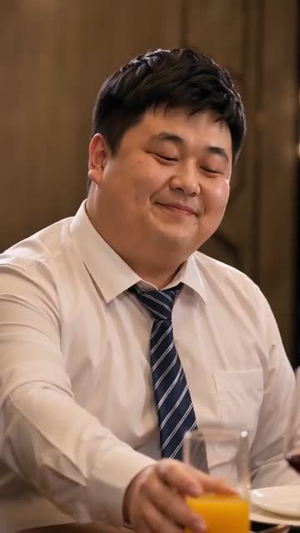 同学会吃虾被嘲,老公到场众人傻眼了(40集) 同学会吃虾被嘲,老公到场众人傻眼了(40集)热门短剧榜单