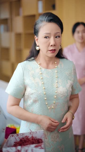 她在楼道里啃馒头,我不忍了(68集) 她在楼道里啃馒头,我不忍了(68集)精彩短剧来了